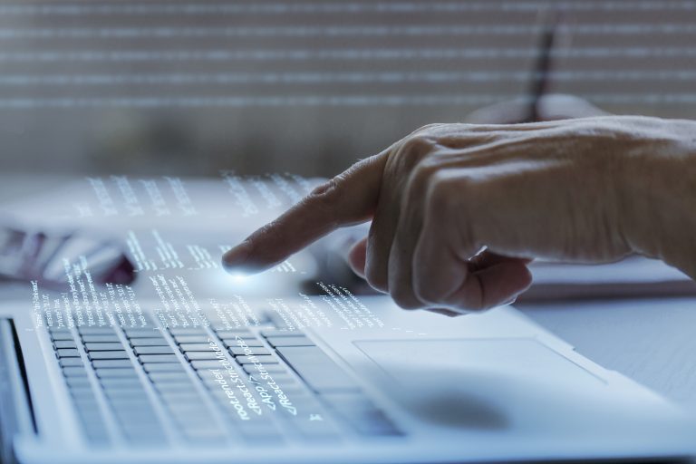 sfondo di programmazione con persona che lavora con i codici sul computer 768x512